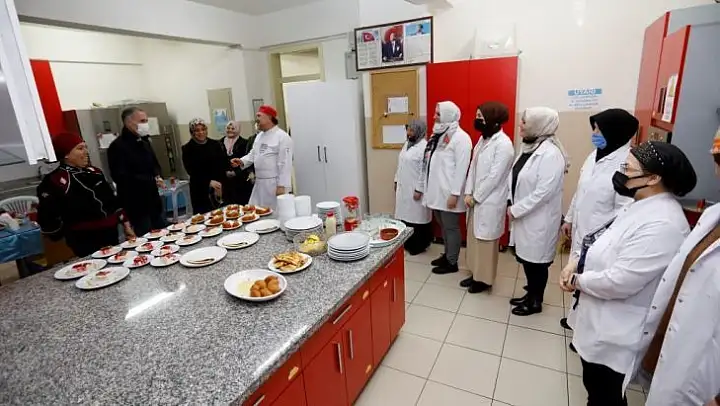 Aşçılık kursiyerlerin misafiri Başkan Taban oldu