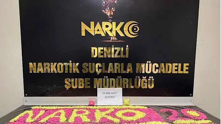 Asma tavandaki gizli bölmeden uyuşturucu ve para çıktı