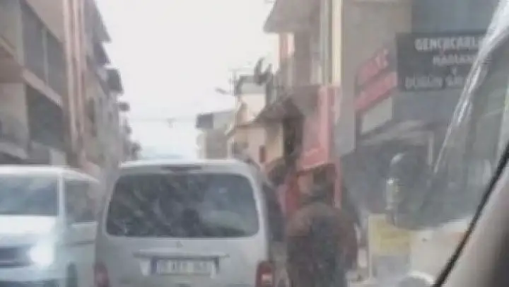 Atı iple aracın arkasına bağlayıp yürüttü, şikayet üzerine gözaltına alındı