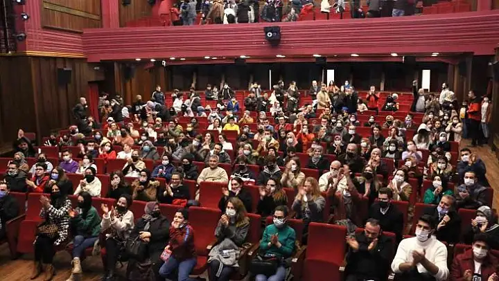 Atıklar tiyatro biletine dönüştü
