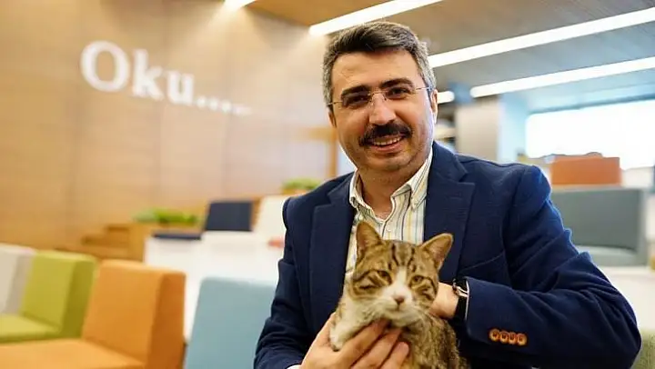 Ayağından yaralanan sevimli kedi belediyeye sığındı