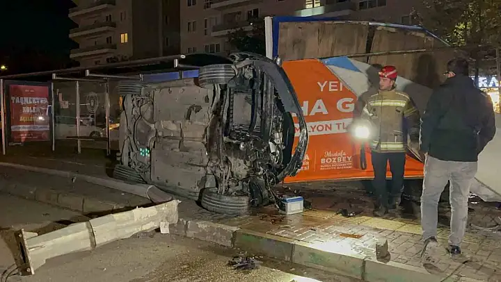 Aydınlatma direğine ve reklam panosuna çarpan araç takla attı: 1 ölü, 1 yaralı