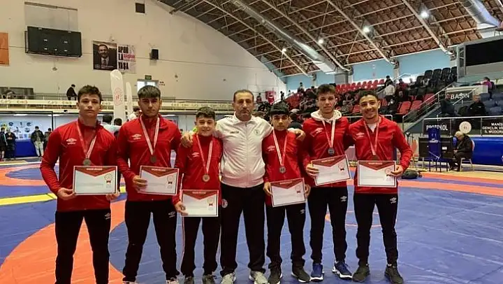 Aydınlı sporcular güreş grup müsabakalarından madalya ile döndü