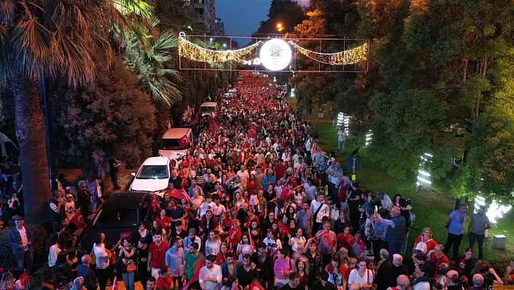 Aydınlılar kortej yürüyüşünde bulvara sığmadı