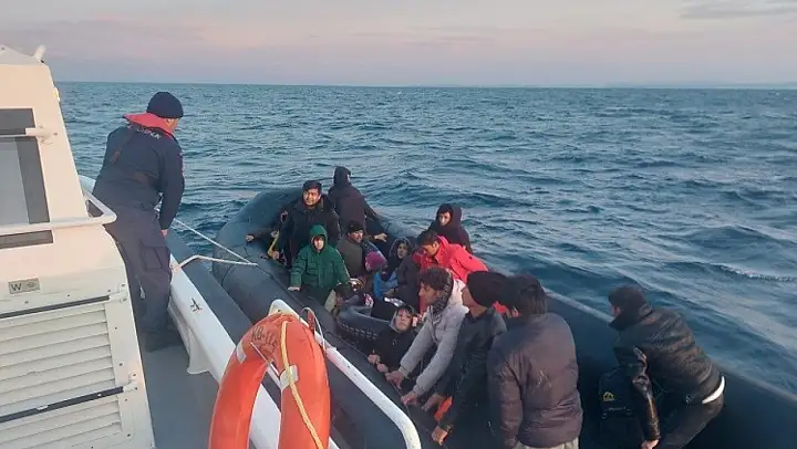 Ayvalık açıklarında 16'sı çocuk 31 göçmen kurtarıldı