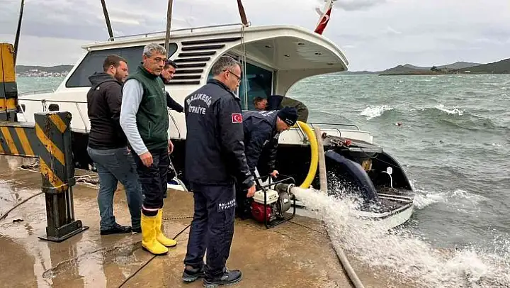 Ayvalık itfaiyesi fırtınada seferber oldu