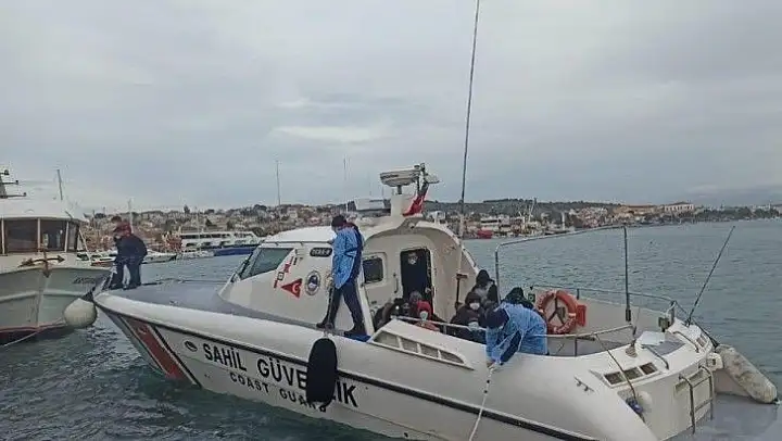 Ayvalık'ta 13 düzensiz göçmen kurtarıldı