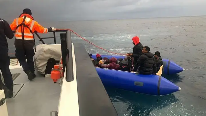 Ayvalık'ta 17 göçmen kurtarıldı