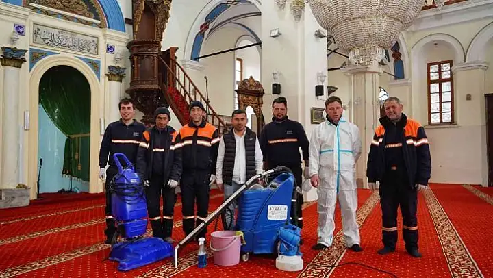 Ayvalık'ta belediyeden ibadethanelere Ramazan temizliği