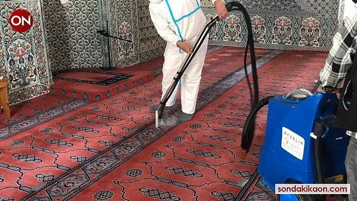 Ayvalık'ta ibadethanelere dip bucak temizlik