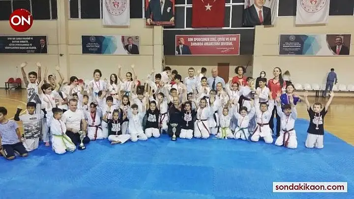 Ayvalık'ta Kurtuluş Günü Taekwondo şampiyonası heyecanı