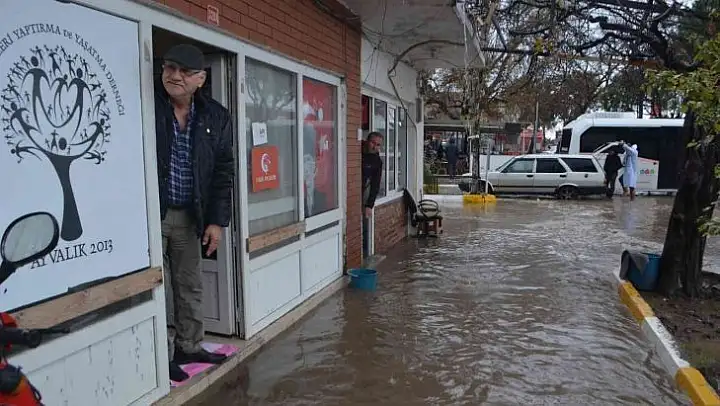 Ayvalık'ta kuvvetli yağış ve fırtına su baskınlarına sebep oldu