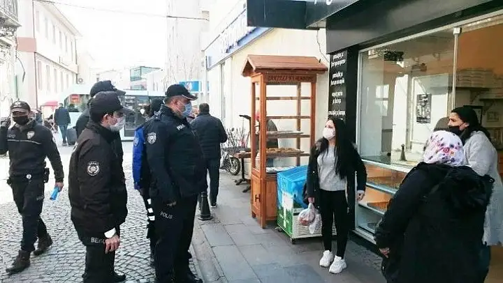 Ayvalık'ta polis pandemi denetimleri için sahada
