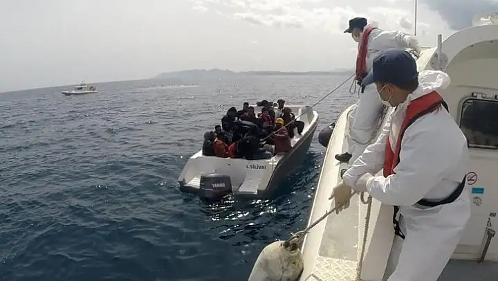 Ayvalık'ta Sahil Güvenlik 30 göçmeni kurtardı