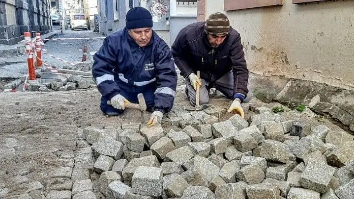 Ayvalık'ta tarihi kent sokaklarına zar taşı