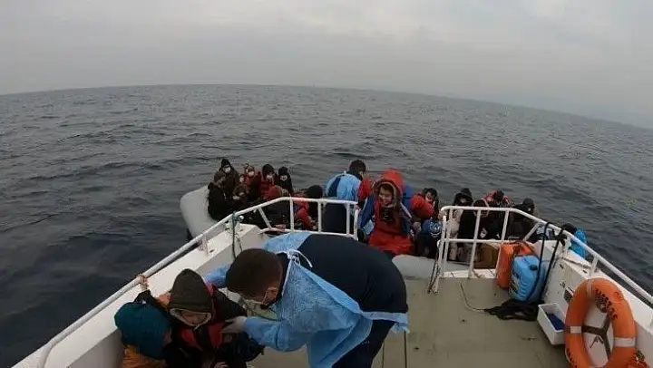 Ayvalık'ta Türk kara sularına itilen 44 mülteci kurtarıldı