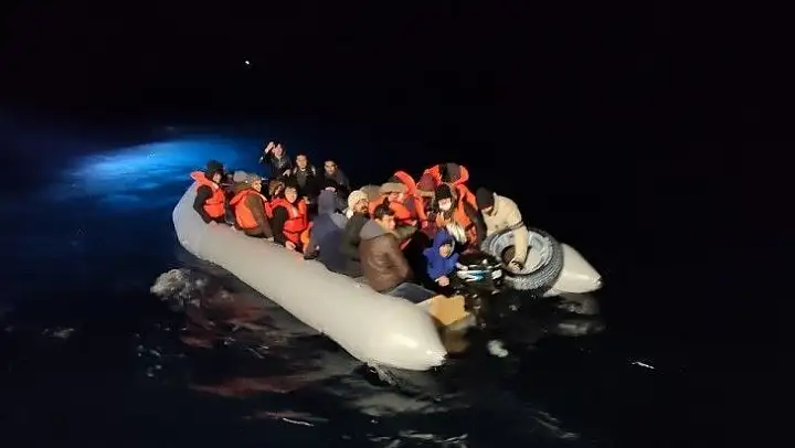 Ayvalık'ta Türk karasularına itilen 48 göçmen kurtarıldı