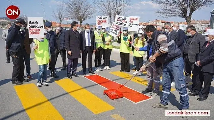 Ayvalık'ta yaya şeritlerine kırmızıçizgi