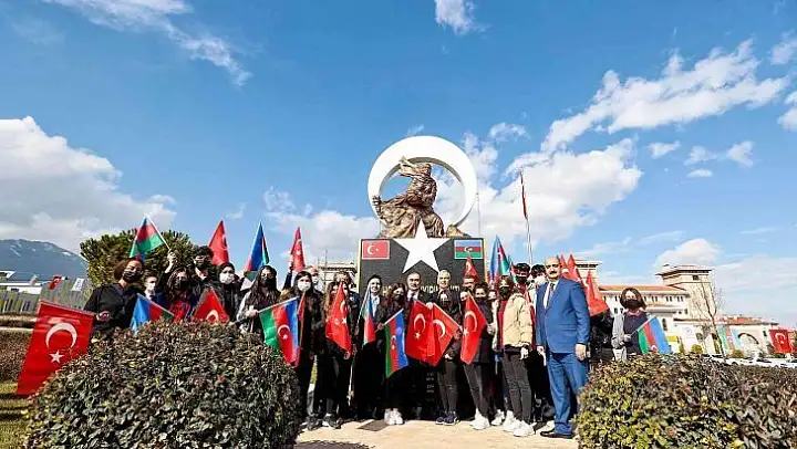 Azerbaycan Büyükelçisi'nden Hocalı Soykırımı Anıtı'na kırmızı karanfil