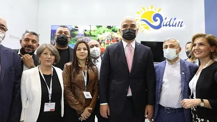 Bakan Ersoy, fuarda Didim Belediyesi'nin çalışmaları hakkında bilgi aldı