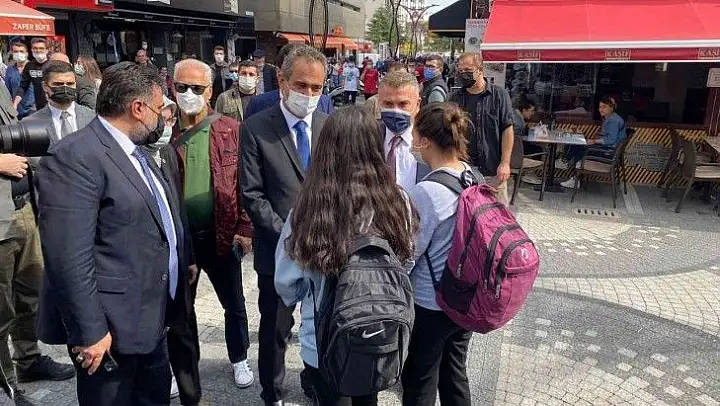Bakan Özer, 250 metrede 10 tane tablet dağıttı