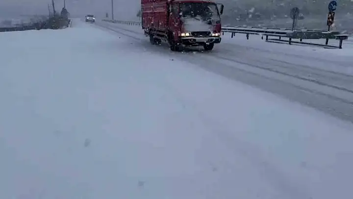 Balıkesir-Bursa yolunda TIR kaydı, trafik aksadı
