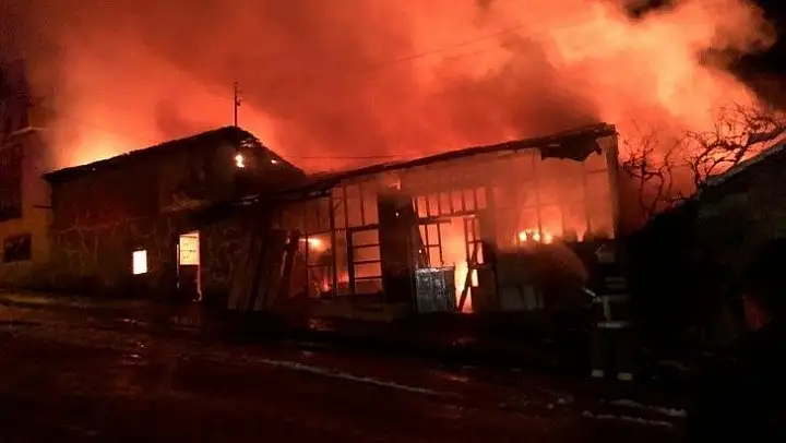 Balıkesir'de 2 işyeri alevlere teslim oldu