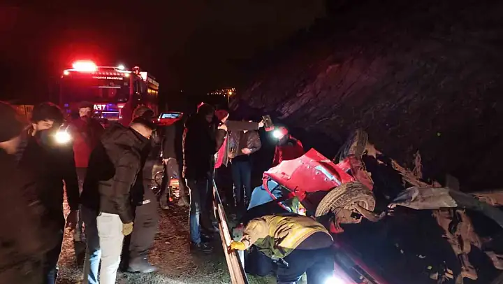 Balıkesir'de bariyerlere çarpan araçta 2 kişi yaralandı