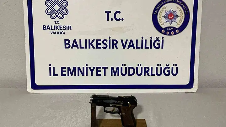 Balıkesir'de CHP aracına silahlı saldırı: Olayin faili B.Ç., saldırıda kullandığı ruhsatsız tabancayla yakalanarak gözaltına alındı