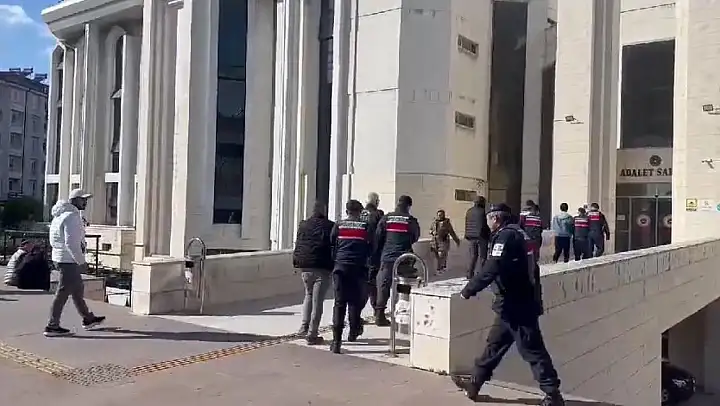Balıkesir'de göçmen kaçakçılığı operasyonunda 5 kişi tutuklandı