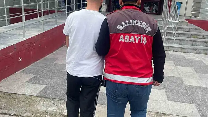 Balıkesir'de hırsızlık suçundan aranan şahıs kaçtı, kovalamaca sonucu yakalandı
