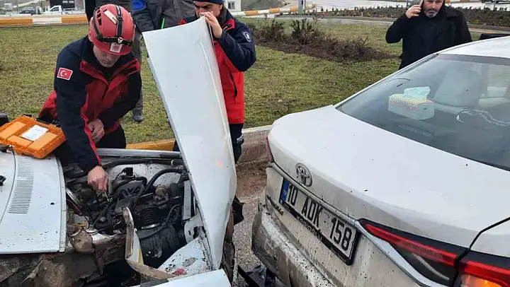 Balıkesir'de ışıklarda çarpışan araçlarda hasar oluştu