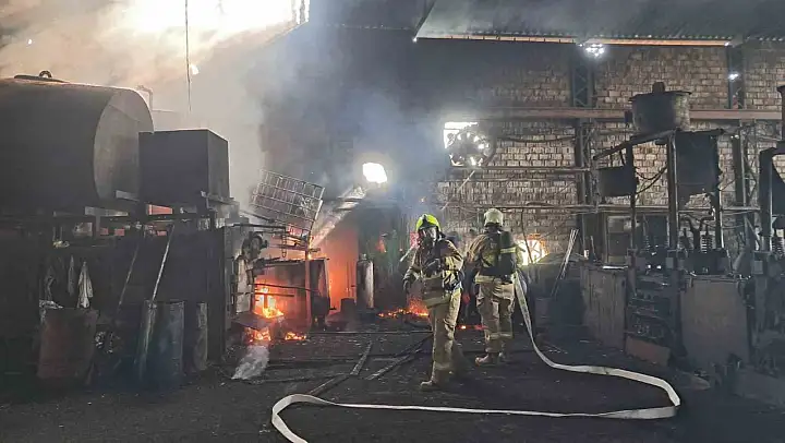 Balıkesir'de işyerinde çıkan yangını yakıt depolarına sıçramadan önlendi