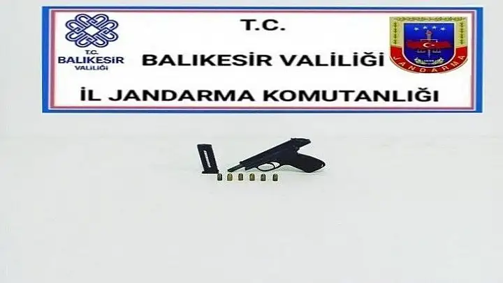 Balıkesir'de jandarma 12 aranan şahsı yakaladı