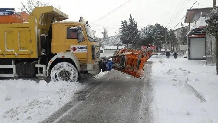 Balıkesir'de kar yağışı nedeniyle 225 kırsal mahalle yolu kapandı