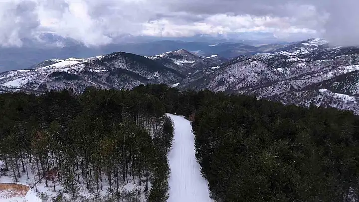 Balıkesir'de karla kaplı Ulus Dağı etekleri dronla görüntülendi