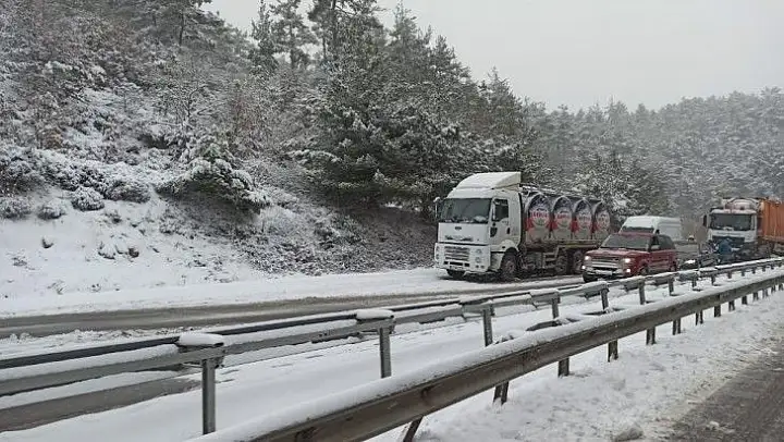 Balıkesir'de karla mücadele çalışmaları sürüyor