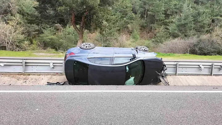 Balıkesir'de kontrolden çıkan otomobil devrildi: 2 yaralı
