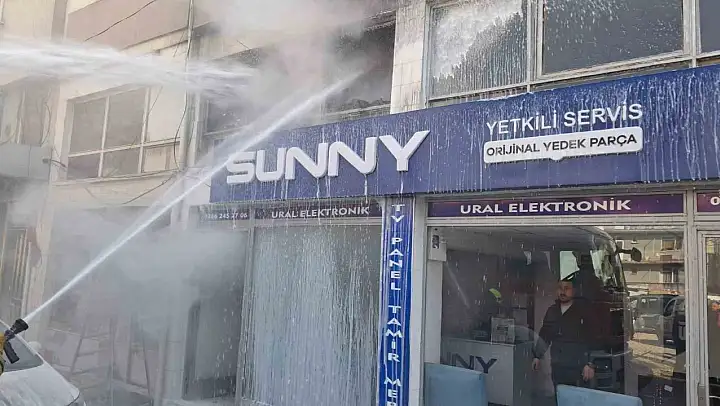 Balıkesir'de korkutan elektronik servisi yangını