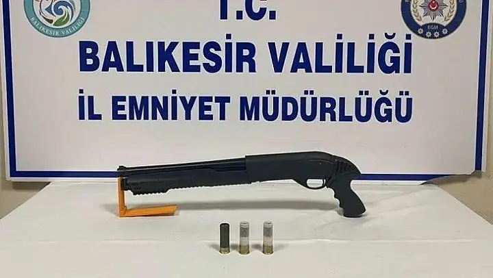 Balıkesir'de polis 12 aranan kişiyi yakaladı
