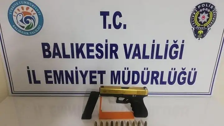Balıkesir'de polis 12 aranan şahsı yakaladı