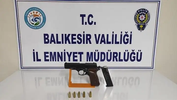 Balıkesir'de polis 20 aranan şahsı yakaladı