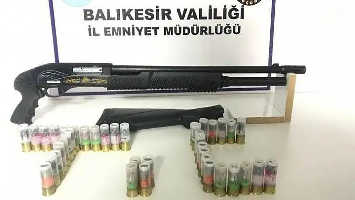 Balıkesir'de polis 4 aranan şahsı yakaladı