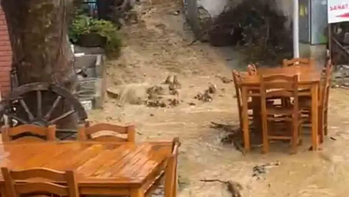 Balıkesir'de sağanak yağış su baskınlarına neden oldu