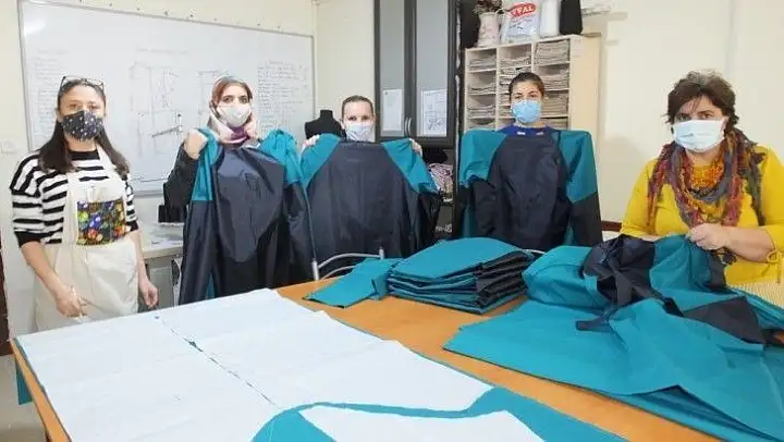 Balıkesir'de sağlık çalışanlarına koruyucu önlük dikmek için gönüllü oldular