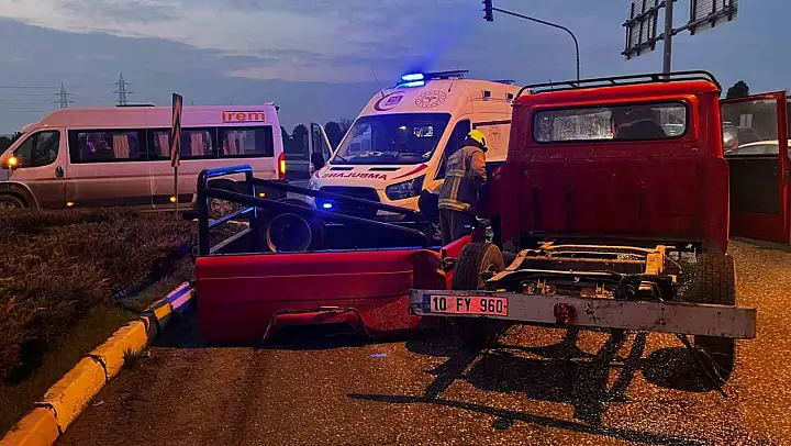 Balıkesir'de servis aracı ile kamyonet çarpıştı 1 yaralı