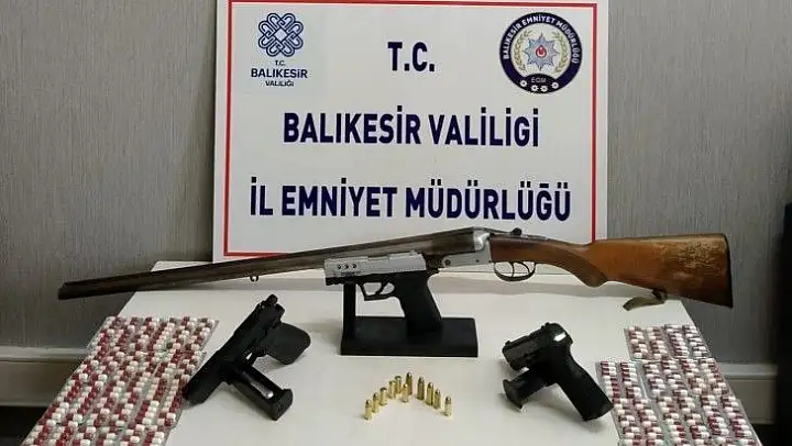 Balıkesir'de silah tacirlerine şok baskın