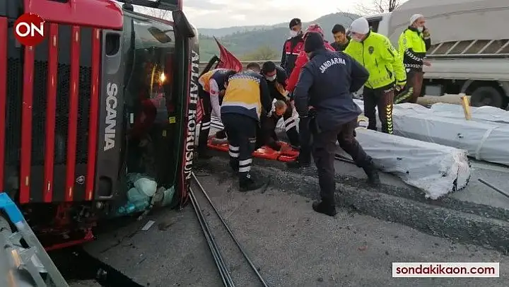 Balıkesir'de tır yan yattı: 1 yaralı