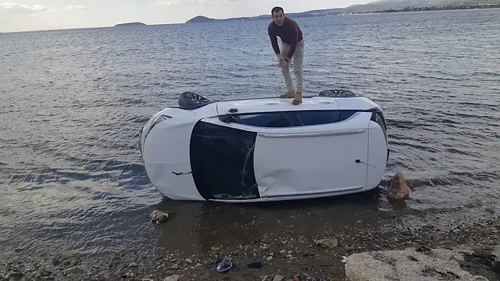 Balıkesir'de virajı alamayan otomobil takla atarak denize düştü