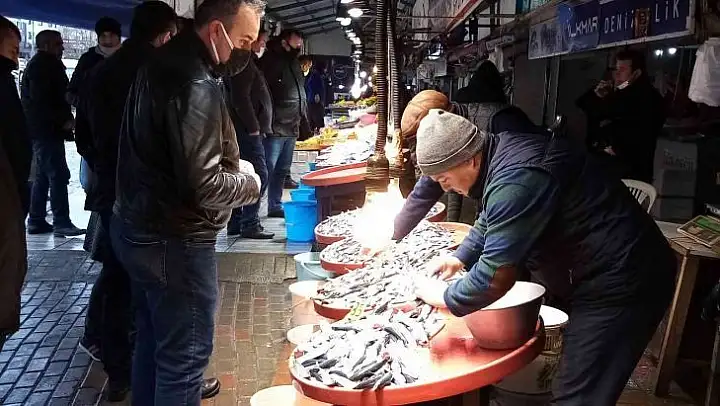 Bandırma Balık Hali'nde hamsi bolluğu yaşanıyor